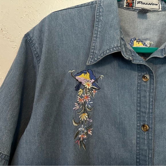 Vintage 90’s lightweight denim short sleeve button up with bird embroidery - Picture 4 of 8
